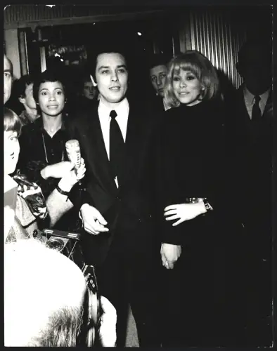 Fotografie Araldo di Crollalanza, London, Schauspieler Alain Delon und Mireille Darc auf einem Empfang, 20 x 26cm