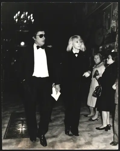 Fotografie Schauspieler Alain Delon und Mireille Darc auf einem Empfang in Abendkleidung, Grossformat 21 x 27cm