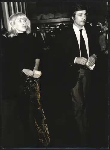 Fotografie Schauspieler Mareille Darc und Alain Delon in Abendkleidung auf einem Empfang, Grossformat 20 x 28cm