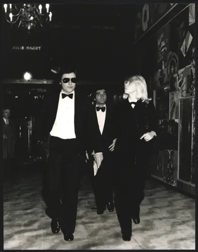 Fotografie Schauspieler Alain Delon und Mireille Darc in Abendgarderobe auf einem Empfang, Grossformat 21 x 26cm