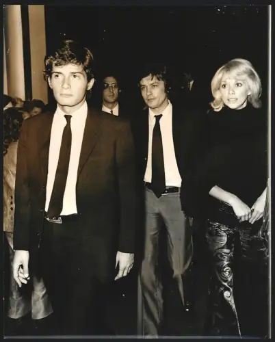 Fotografie Schauspieler Marc Porel, Alain Delon und Mireille Darc in Abendgarderobe auf einem Empfang, 21 x 26cm