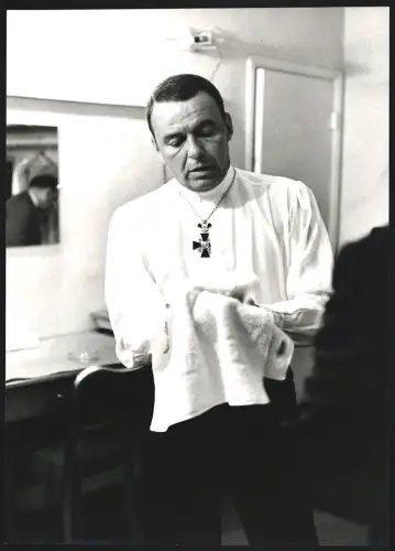 Fotografie Terry O’Neill, London, Schauspieler und Sänger Frank Sinatra beim Händewaschen, Ol` Blue Eyes, 21 x 29cm