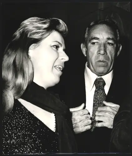 Fotografie Schauspieler Anthony Quinn und seine Gattin Yolande in Abendgarderobe auf einem Empfang, Grossformat 23 x 27cm