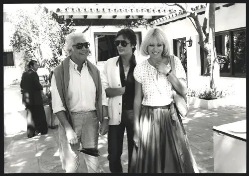 Fotografie Schauspieler Alain Delon und Mireille Darc in sommerlichen Outfits, Grossformat 25 x 18cm