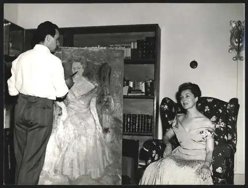 Fotografie Opernsängerin Nelly Corradi steht im Abendkleid Modell