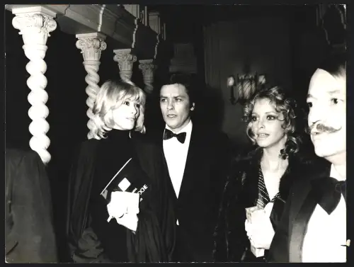 Fotografie Schauspieler Alain Delon, Mireille Darc und Sydne Rome in Abendgarderobe