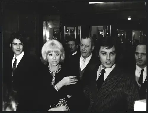 Fotografie Schauspieler Alain Delon und Mireille Darc in Abendgarderobe auf einem Empfang