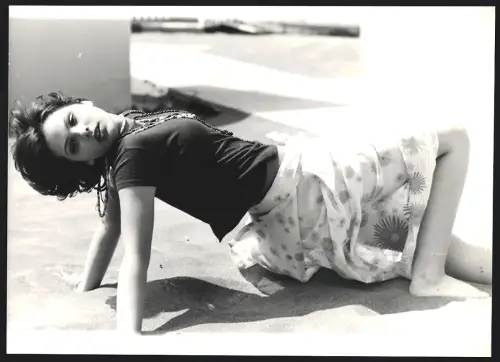 Fotografie Schauspielerin Ornella Muti in Sommerkleidung am Strand, Grossformat 27 x 20cm