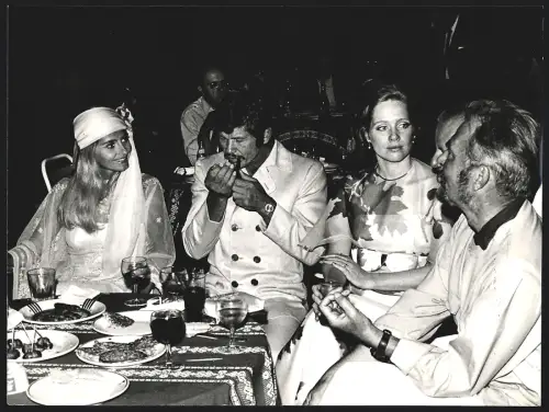 Fotografie Schauspieler Jill Ireland, Charles Bronson und Liv Ullmann am Essenstisch, Grossformat 27 x 21cm