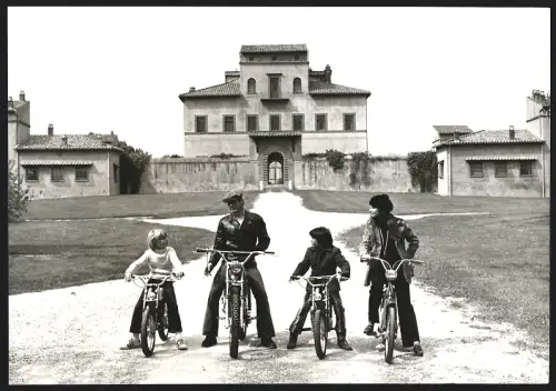 Fotografie Schauspieler Chares Bronson mit seiner Ehefrau Jill Ireland und ihren Söhnen auf Motorrädern, 25 x 17cm