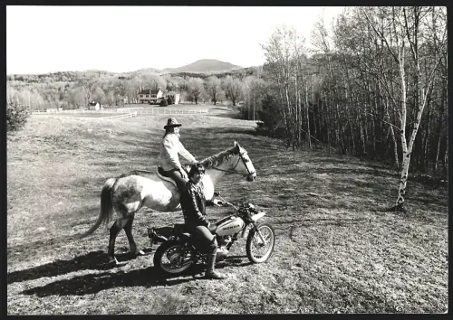Fotografie Schauspieler Charles Bronson auf einem Motorrad neben einer Frau auf einem Pferd, Grossformat 25 x 17cm