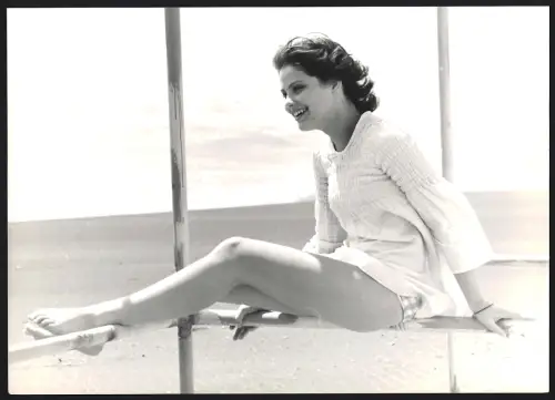 Fotografie Araldo di Crollalanza, München, Schauspielerin Ornella Muti sitzt im Bikini auf einem Geländer, 27 x 20cm