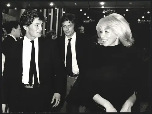 Fotografie Aroldo di Crollalanza, Schauspieler Mark Porel, Alain Delon und Mireille Darc in Abendgarderobe, 28 x 21cm