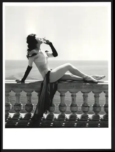 Fotografie Serge Lido, Paris, Balletttänzerin Margot Werner in lasziver Pose mit Zigarette