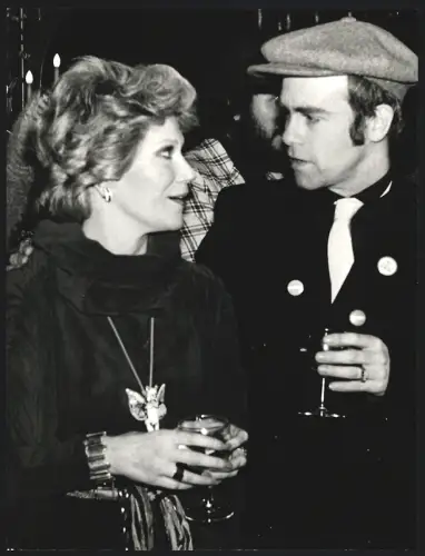 Fotografie Musiker Dusty Springfield und Elton John in Abendgarderobe mit Weingläsern, Grossformat 25 x 19cm