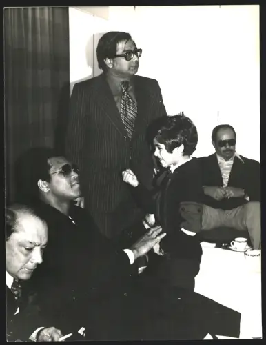 Fotografie Boxer Muhammad Ali mit Sonnenbrille und einem kleinen Jungen, Grossformat 20 x 25cm