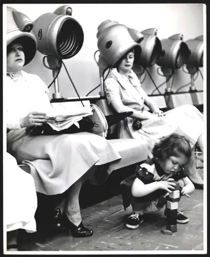 Fotografie Frauen beim Friseur unter Trockenhauben, Tochter mit Bauklötzen, Grossformat 21 x 26cm