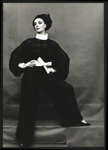 Fotografie Derek Brook, London, Attraktive Frau modelt in einem Hosenanzug von Clive, London Couture 1969, 20 x 29cm