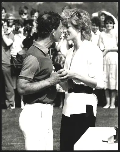Fotografie Rex Features Ltd., London, Paarportrait von Prinz Charles und Lady Diana kurz vor ihrem Kuss, 20 x 26cm