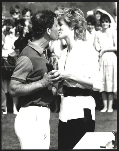Fotografie Rex Features Ltd., London, Prinz Charles und Prinzessin Diana Lady Di beim Kuss, Grossformat 20 x 26cm