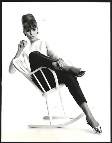 Fotografie Appeltoft / Webb, London, Hübsche Frau mit Pfirsich sitzt auf einem Schaukelstuhl, Lackschuhe, 23 x 29cm