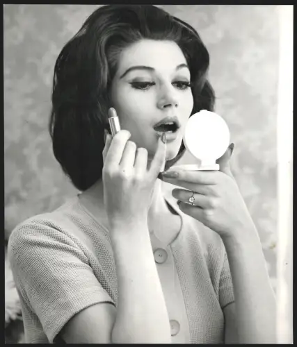 Fotografie Frances Pellegrini, London, Schöne Frau mit modisch frisierten Haaren betrachtet sich im Schminkspiegel