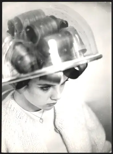 Fotografie Camera Press Ltd., London, Hübsche Frau mit Lockenwicklern unter einer Trockenhaube, Grossformat 22 x 31cm