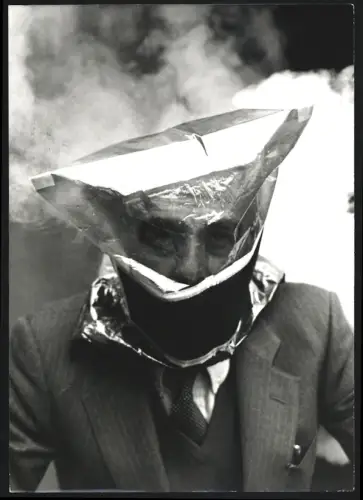 Fotografie Rex Features Ltd., London, Mann im Anzug mit einer Flugzeuggasmaske, Grossformat 18 x 25cm