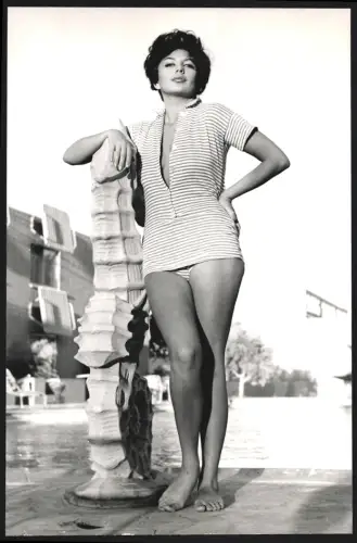 Fotografie Bill Hamilton, London, Dorie Orlando im Badeanzug, Miss Orlando, genannt Soraya of Reno, 19 x 28cm