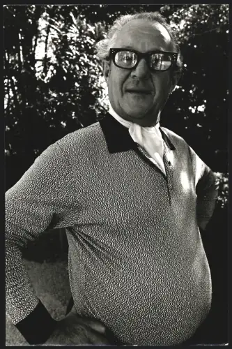 Fotografie Camera Press Ltd., London, britischer Kunsthistoriker Douglas Cooper steht unter einem Blätterdach, 20 x 30cm