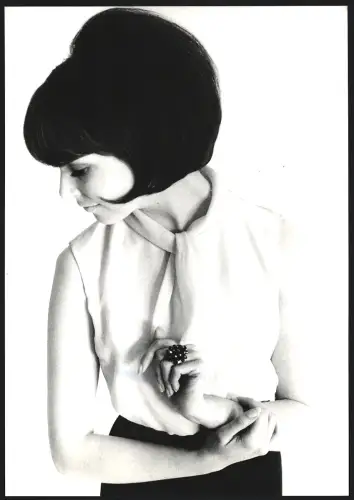 Fotografie David Montgomery, London, Schöne Frau mit einer modischen Bluse und Jet Cluster Ring, Grossformat 21 x 30cm
