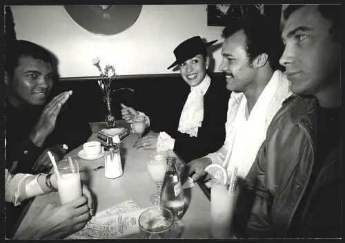 Fotografie Rex Features Ltd., London, Boxer Muhammad Ali am Esstisch in einem Restaurant, Grossformat 25 x 17cm