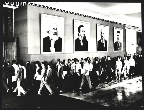 Fotografie Camera Press, London, Delegierte zum 10. Nationalkongress der Kommunistischen Partei, Marx, Engels, Lenin