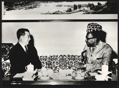 Fotografie Camera Press, London, Prinz Norodom Shianouk von Kambodscha und President Mobutu von Zaire im Gespräch