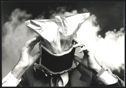 Fotografie Rex Features Ltd., London, Mann im Anzug mit einer Flugzeuggasmaske über dem Kopf, Grossformat 25 x 17cm