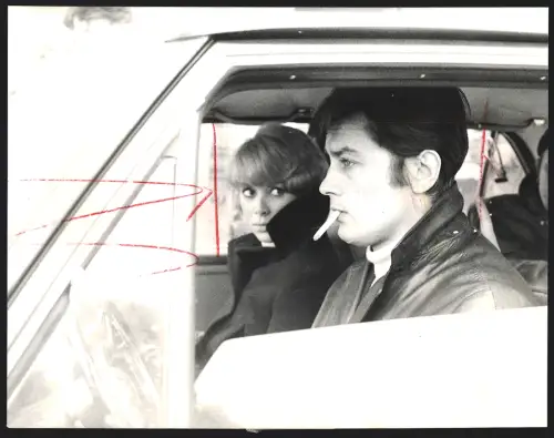 Fotografie Araldo di Crollalanza, Schauspieler Mireille Darc und Alain Delon mit Zigarette im Auto, Grossformat 29 x 22cm