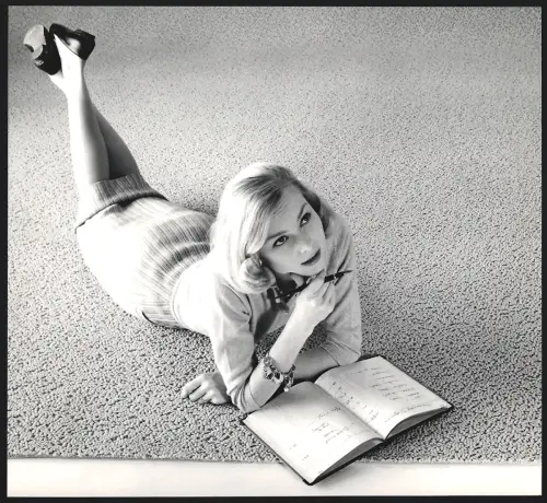 Fotografie Howard Graff, London, Schöne Frau liegt auf dem Boden und grübelt über einem Buch, Grossformat 27 x 24cm