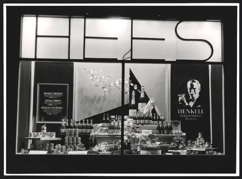 Fotografie Schaufenster von Hees mit den verschiedensten Sorten von Henkell-Weinen