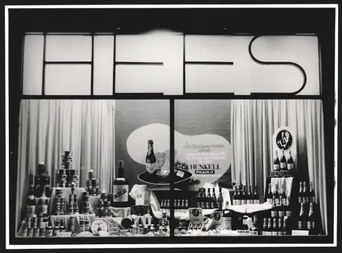 Fotografie Schaufenster von Hees mit den verschiedensten Sorten von Weinen von Henkell