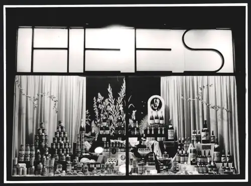 Fotografie Schaufenster von Hees mit verschiedenen Weinsorten von Henkell und anderen Weinsorten