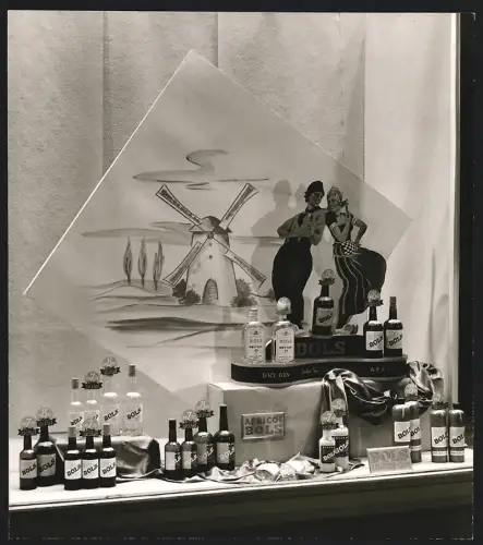 Fotografie Schaufenster mit verschiedenen Spirituosen von Bols, darunter Dry Gin, Geschäftsansicht