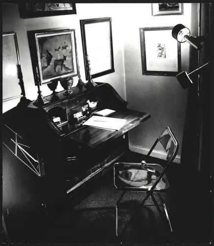 Fotografie Eindrucksvoller Schreibtisch / Sekretär mit Gemälden an der Wand, Grossformat 23 x 27cm