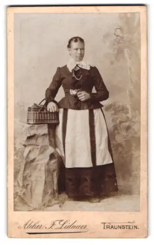 Fotografie F. Lidauer, Traunstein, Königsstrasse, Frau in deutscher Tracht mit Korb