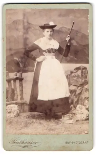 Fotografie F. X. Peuthasser, Bad Krankenheil, Frau in deutscher Tracht mit Stock