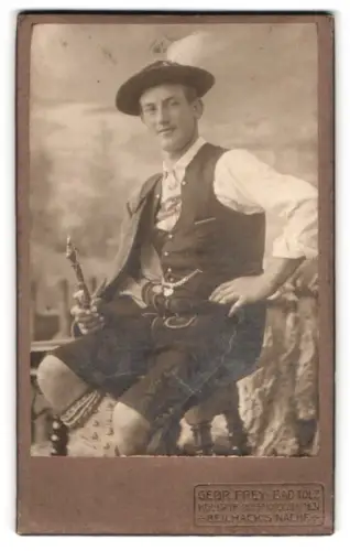 Fotografie Gebr. Frey, Bad Tölz, Mann in deutscher Tracht mit Pfeife