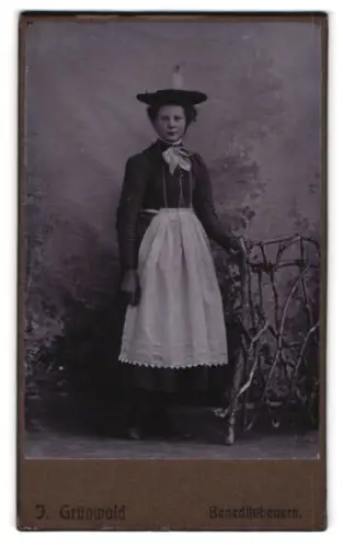 Fotografie J. Grünwald, Benediktbeuern, Mädchen in deutscher Tracht im Atelier