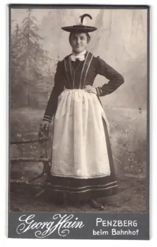 Fotografie Georg Hain, Penzberg, beim Bahnhof, Frau in deutscher Tracht im Atelier