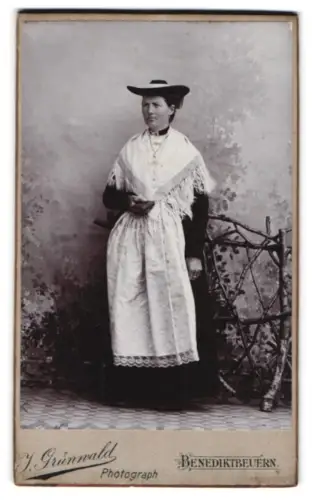 Fotografie J. Grünwald, Benediktbeuern, Dame in deutscher Tracht mit Buch