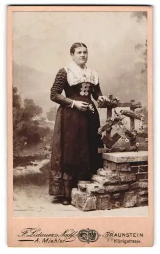 Fotografie Anton Miehler, Traunstein, Königstrasse, Elegante Frau in deutscher Tracht im Atelier