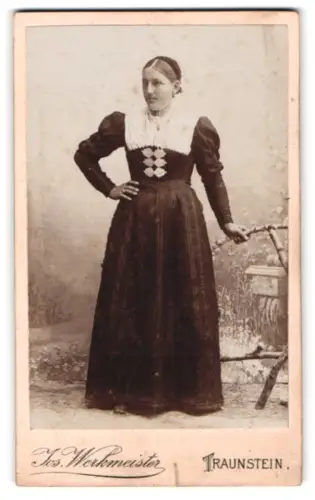 Fotografie Jos. Werkmeister, Traunstein, Ludwigstrasse 168, Frau in deutscher Tracht im Atelier